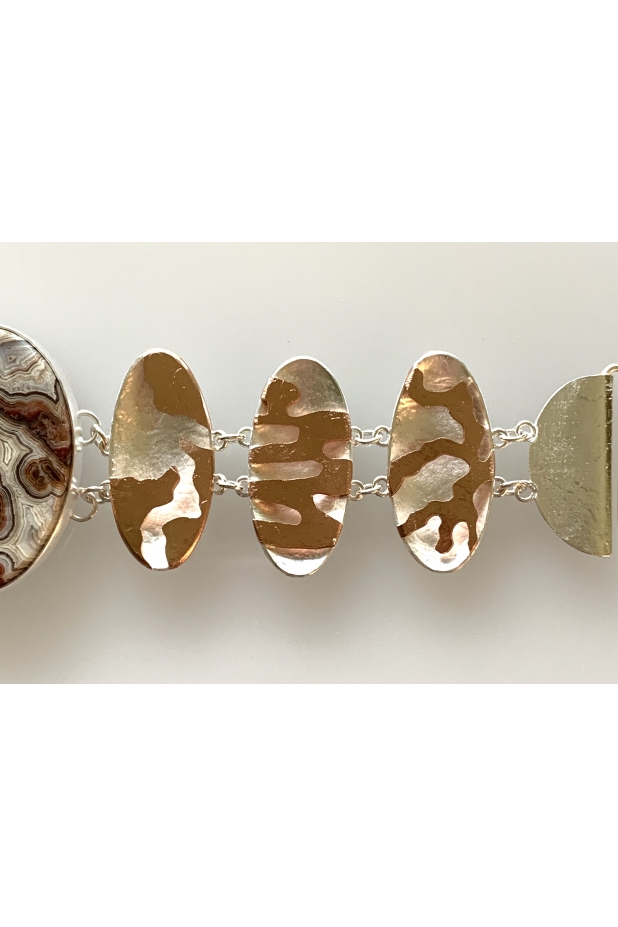 Linked bracelet with crazy lace agate detail